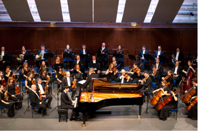 TAEK GI LEE PERFORMING WITH THE ROYAL PHILHARMONIC CONCERT ORCHESTRA.